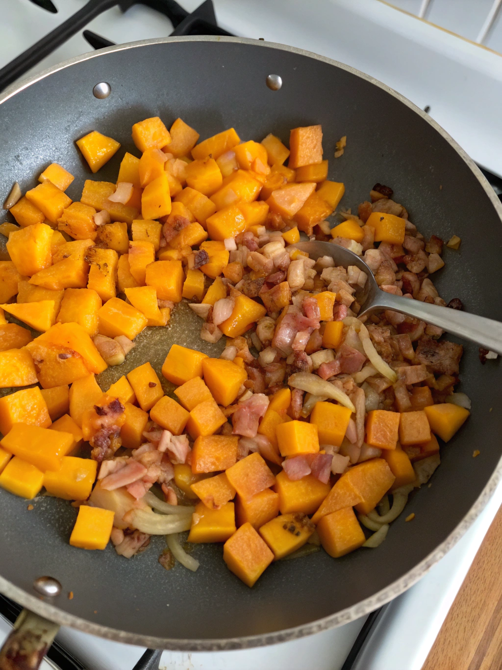 Cuisson des dés de butternut pour la tartiflette