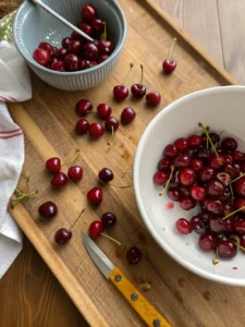 Savourez un clafoutis sans sucre aux cerises fraîches, doré au four et délicieusement parfumé à la vanille pour un dessert léger et gourmand.