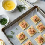 Craquez pour ces bouchées apéritives aux poireaux et saumon fumé , dorées au four dans une pâte feuilletée croustillante et légère.
