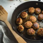 Savourez cette recette de boulette poulet sauce, mijotée dans une sauce crémeuse à la tomate, parfaite avec du riz ou des pâtes fraîches.