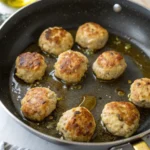 Des boulettes poulet riz moelleuses, dorées à la poêle, parfaites avec une sauce tomate maison pour un repas simple et savoureux.