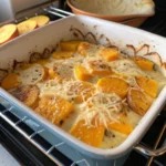 Savourez cette butternut tartiflette gratinée au four, où la courge fondante et le reblochon créent un plat réconfortant et généreux.