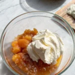 Un dessert abricot sans cuisson gourmand avec une compotée d’abricots et une mousse légère au fromage blanc, servi bien frais en verrine.