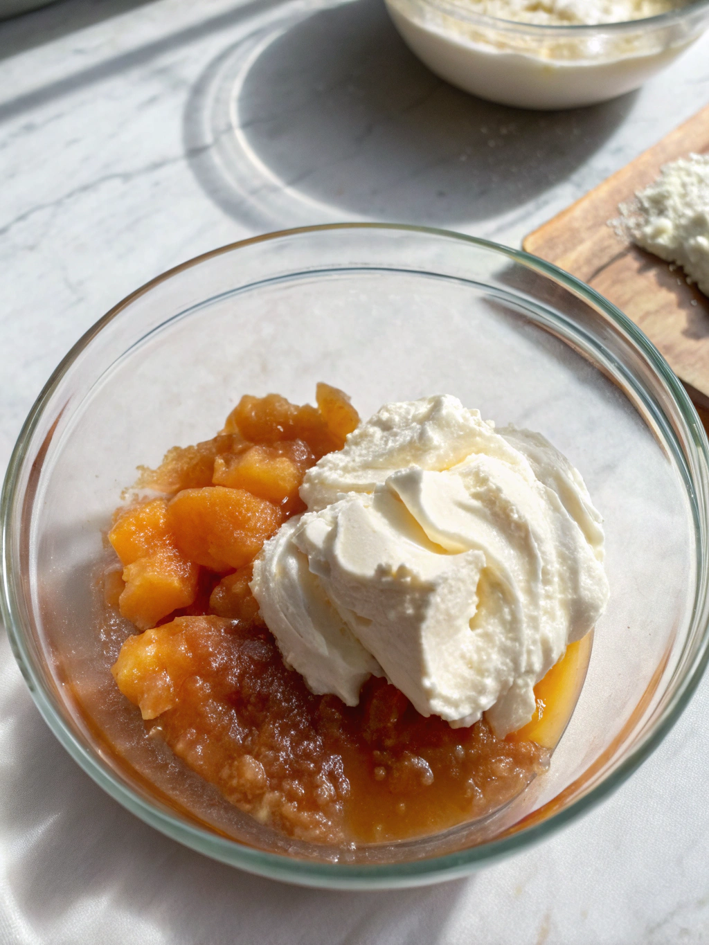 Un dessert abricot sans cuisson gourmand avec une compotée d’abricots et une mousse légère au fromage blanc, servi bien frais en verrine.