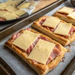 Découvrez notre feuilleté jambon fromage à l’emmental râpé, gratiné au four pour un résultat croustillant et fondant à souhait.