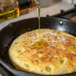Découvrez une délicieuse focaccia poêle au romarin, croustillante et moelleuse, cuite à la poêle et parfaite à partager pour l'apéritif ou en accompagnement.