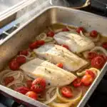 Ce poisson au four associe cabillaud tendre, tomates cerises et herbes de Provence, servi chaud avec du riz ou des légumes vapeur.