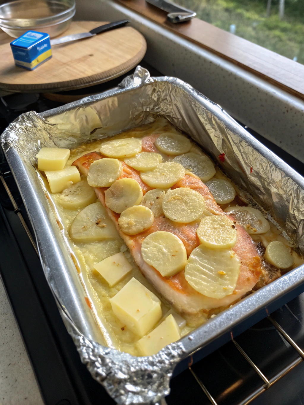 Savourez ce gratin fondant de pommes de terre à la truite fumée four, relevé d’aneth et de crème pour un plat chaleureux et facile à préparer.