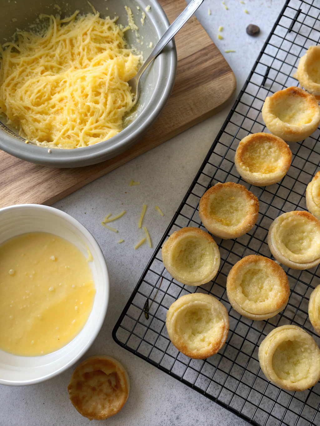 Découvrez notre recette de vol au vent fromage, garni d'une généreuse béchamel au comté et emmental, gratiné au four pour un cœur fondant et savoureux.