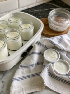 Savourez ce yaourt fruits diabétique maison, agrémenté de fraises et framboises fraîches, servi bien frais pour une pause légère et gourmande