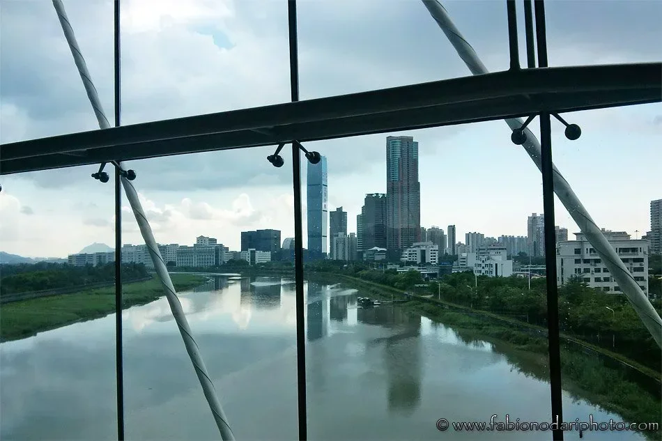 Shenzhen travel guide map showing airport, metro lines, and key districts